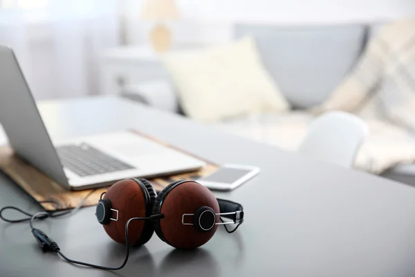 Headphone, telepon dan laptop — Stok Foto