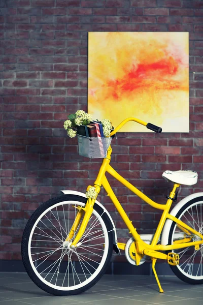 Bicyclette jaune avec livres — Photo