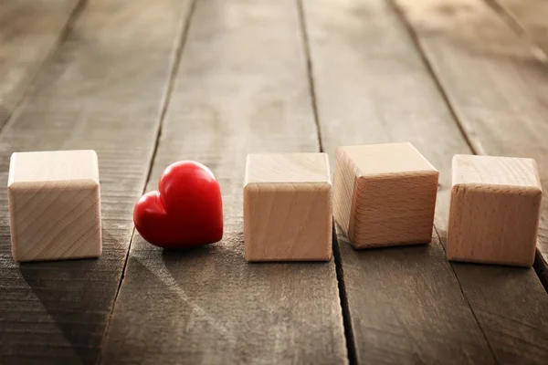 Cubi di legno con cuore rosso — Foto Stock