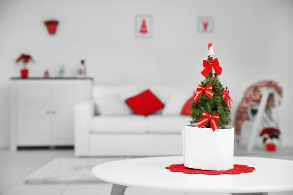 Pequena árvore de natal decorada — Fotografia de Stock