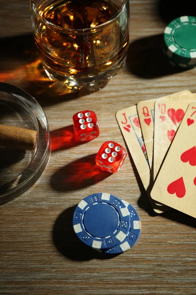 Póker zsetonok és kártyák — Stock Fotó