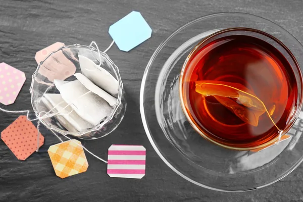 Чашка чая с пакетиками — стоковое фото