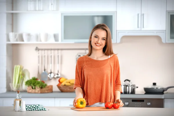 Mujer joven con verduras frescas — Foto de Stock