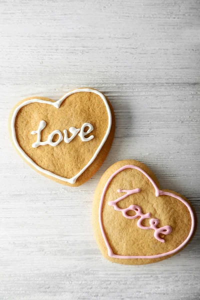 Dois cookies coração Valentim no fundo de madeira — Fotografia de Stock