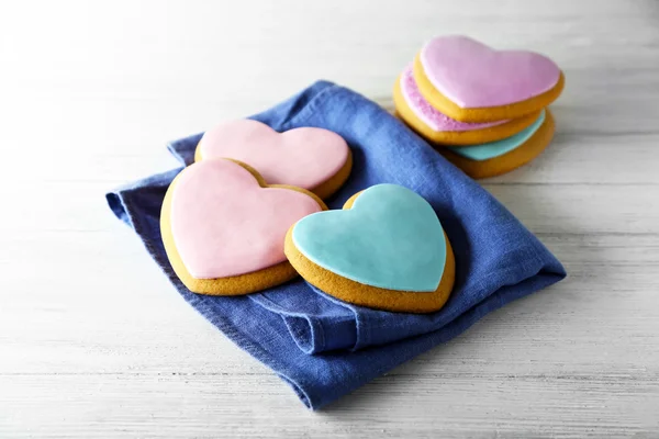 Valentine biscoitos do coração com guardanapo azul no fundo de madeira — Fotografia de Stock