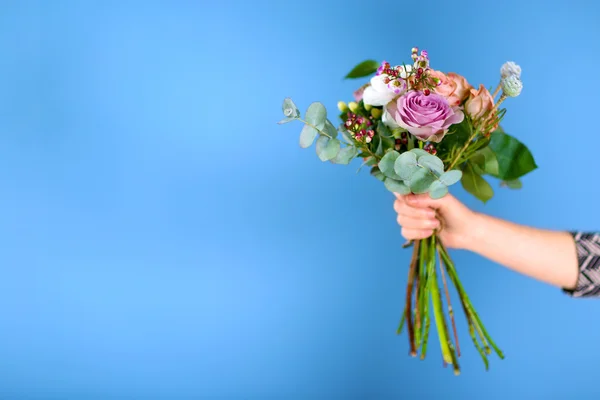 Mano femenina sosteniendo rosas —  Fotos de Stock