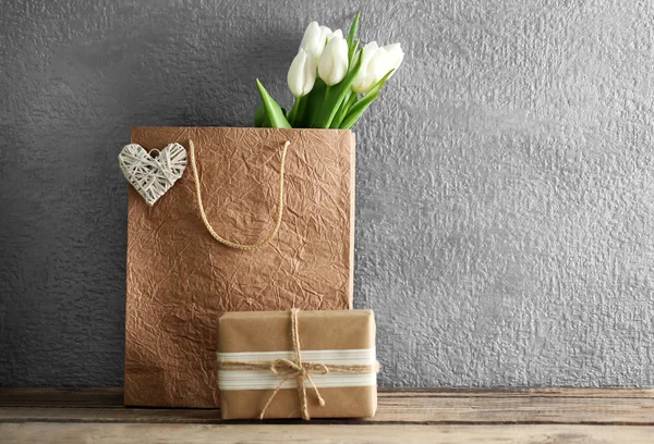 Tulipes blanches dans un sac en papier — Photo