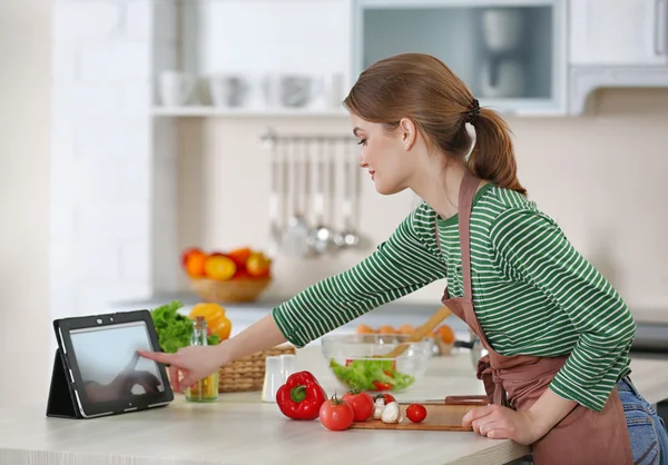 Young woman cooking in kitchen — Stock Photo, Image