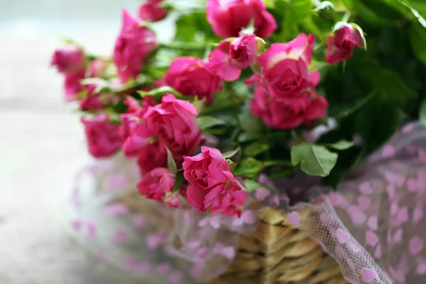 Rosas rosa em uma cesta de vime — Fotografia de Stock