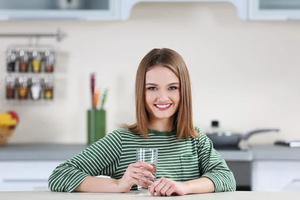 Junge Frau mit Glas — Stockfoto