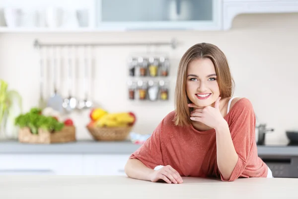 Mujer joven en la cocina —  Fotos de Stock