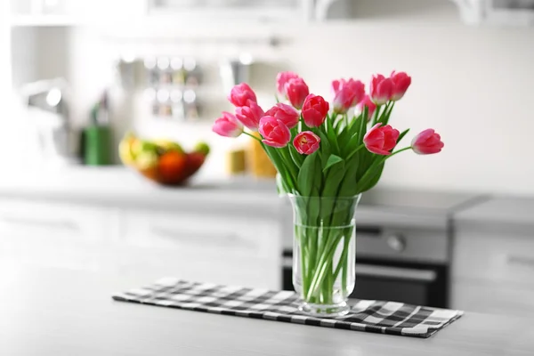 Fresh bouquet of tulips on a kitchen table. — Stock Photo, Image