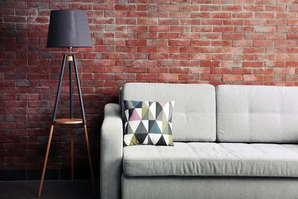 Szürke kanapé és a padló lámpa — Stock Fotó