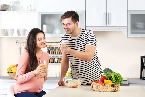 Mulher grávida com marido — Fotografia de Stock