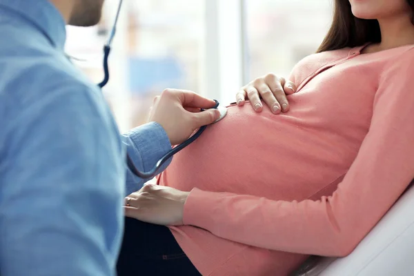 Mujer embarazada con médico — Foto de Stock