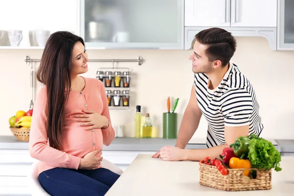 Gravid kvinde med mand - Stock-foto