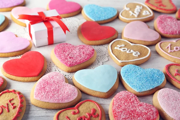 Coloridas galletas de corazón de San Valentín en primer plano de mesa de madera — Foto de Stock