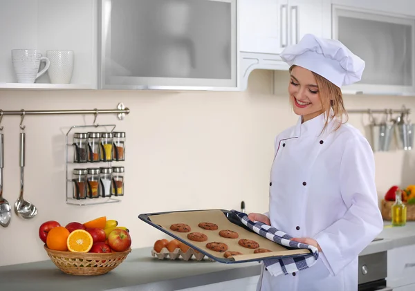 Jonge vrouw met pan van chocolade koekjes — Stockfoto