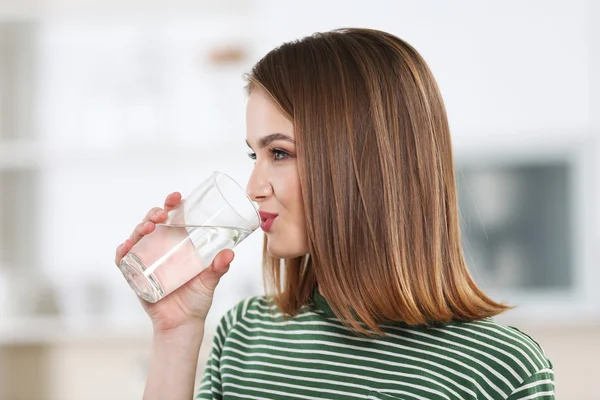 Wanita muda minum air — Stok Foto