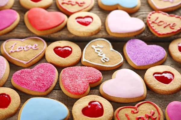 Sortimento de biscoitos de amor no fundo de madeira, close-up — Fotografia de Stock