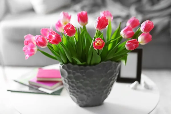 Ramo fresco de tulipanes en una mesa de café — Foto de Stock