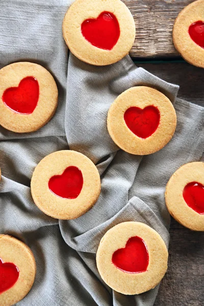 Soubory cookie láska s režnou tkaninou na dřevěné pozadí, detail — Stock fotografie