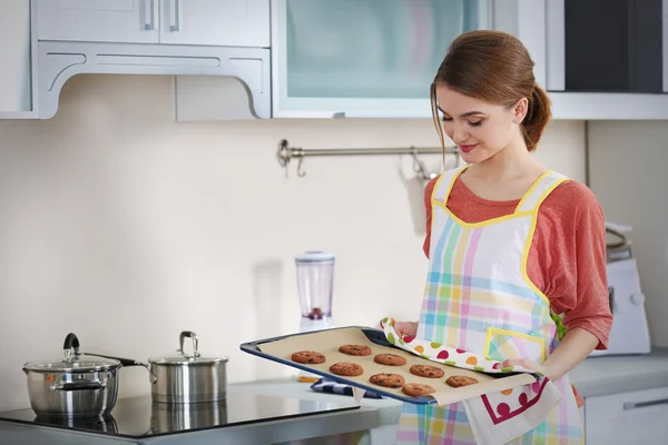 Jovem mulher fazendo biscoitos de chocolate — Fotografia de Stock