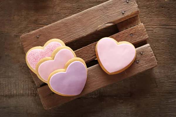 Galletas de corazón de San Valentín sobre fondo de madera — Foto de Stock