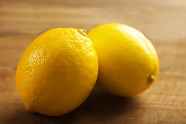 Fresh lemons on wooden background — Stock Photo, Image