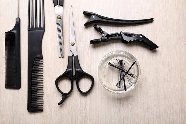 Juego de peluquería con herramientas en mesa de madera ligera —  Fotos de Stock