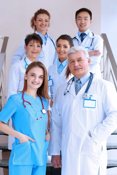 Equipe Médicos Sorridentes Dentro Casa — Fotografia de Stock