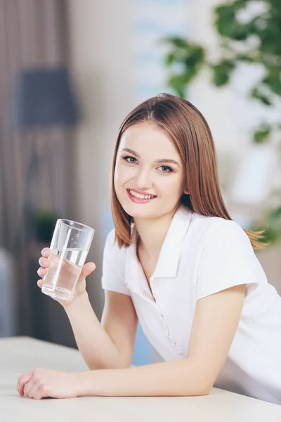 Młoda kobieta woda pitna — Zdjęcie stockowe