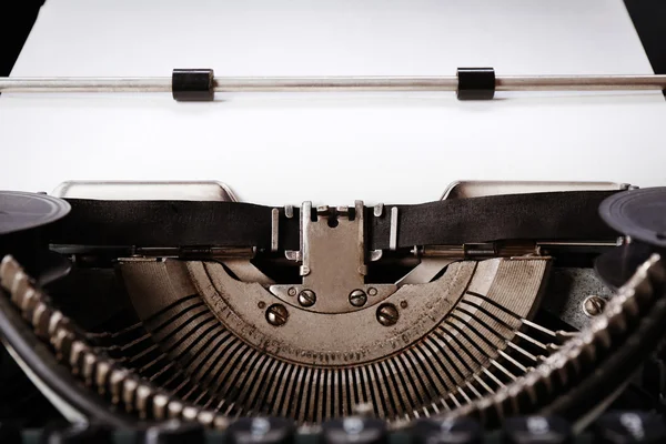 Kağıt ile eski daktilo