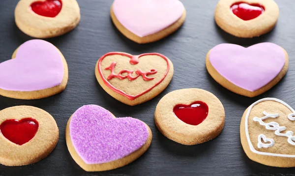 Sortiment z lásky cookies na šedém pozadí — Stock fotografie