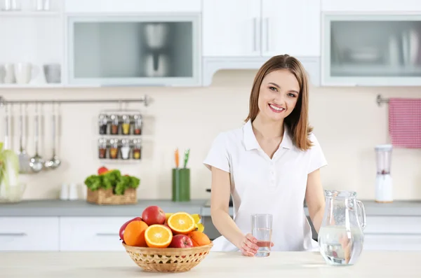 Junge Frau trinkt Wasser — Stockfoto