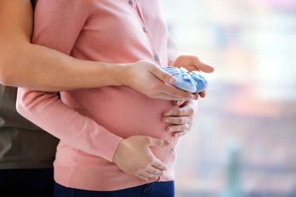 Donna incinta con marito — Foto Stock