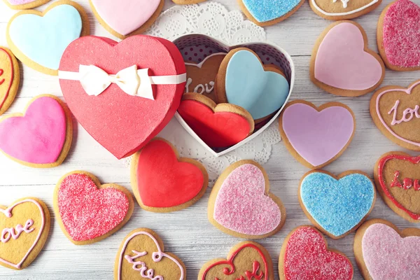 Színes Valentin szív cookie-k a jelen box, a Vértes fából készült asztal — Stock Fotó