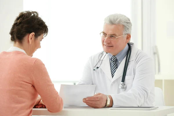 Médico Paciente Consultório — Fotografia de Stock