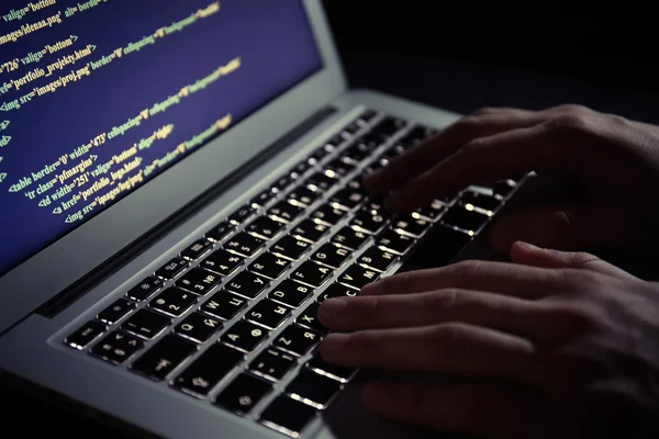 Hacker usando portátil — Foto de Stock