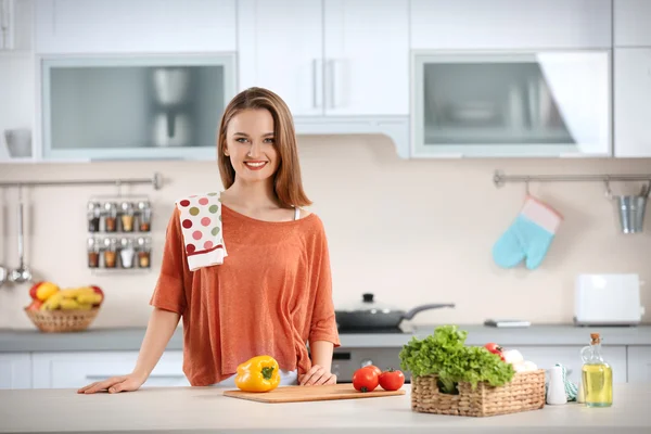 Junge Frau mit Gemüsekorb — Stockfoto