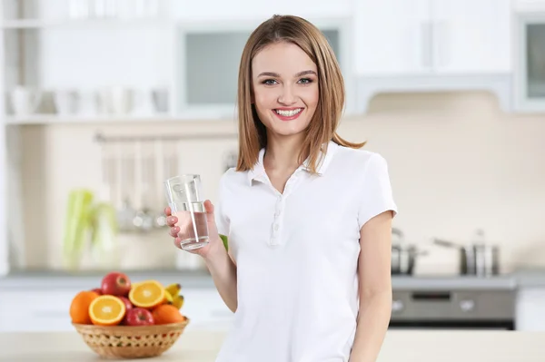 Giovane donna che beve acqua — Foto Stock