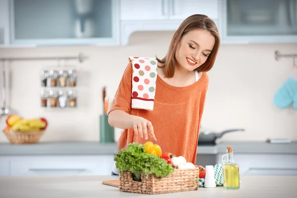 Young woman with basket of vegetables — Stock Photo, Image