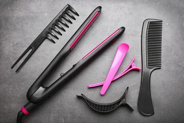Set de coiffeur avec équipement et outils sur fond gris — Photo
