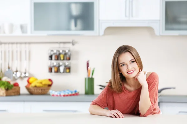 Jonge vrouw in de keuken — Stockfoto