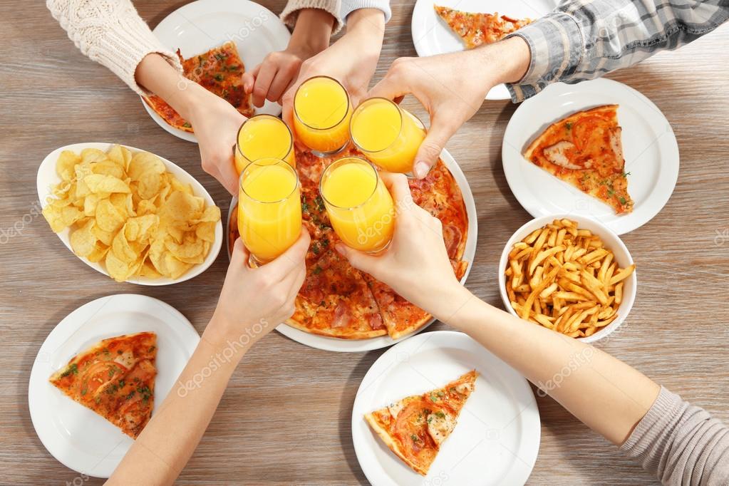 Sıcak pizza ile dostça parti Stok fotoğrafçılık ©belchonock