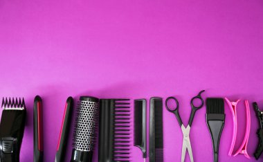Menekşe arka plan üzerinde çeşitli aksesuarları ile ayarla Kuaför