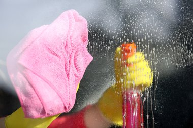 Lastik eldiven cleanin içinde kadın