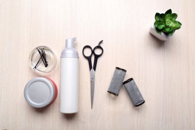 Kuaför araçları ve kozmetik ile ışık ahşap masa ayarla