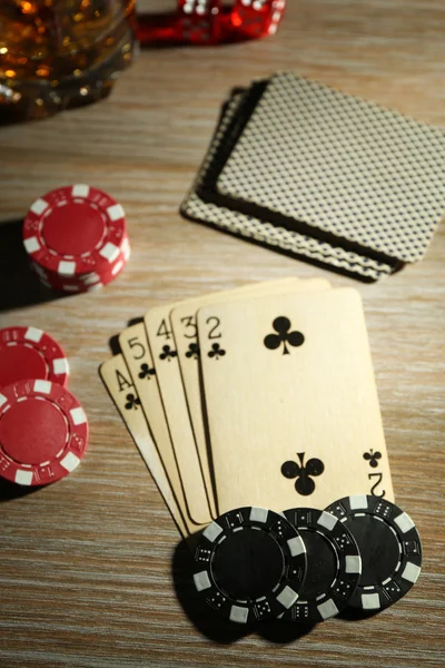 Poker kartları ve patates kızartması ile — Stok fotoğraf