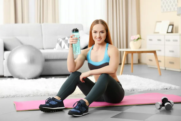 Deportiva con mancuernas y botella de agua —  Fotos de Stock